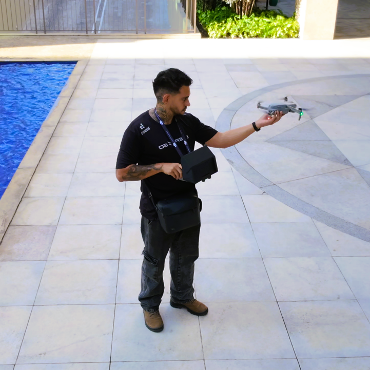 Gabriel Correa segurando o drone — Piloto ANAC Certificado